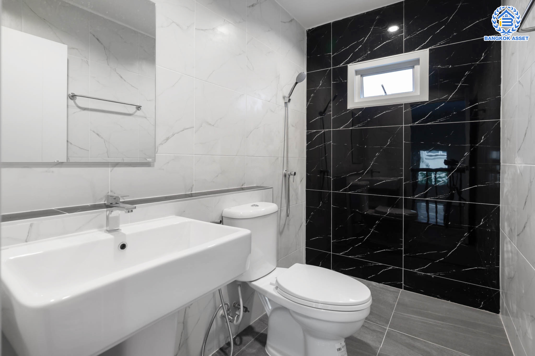 บ้านมือสองตกแต่งใหม่ ม.มณีรินทร์ รัตนาธิเบศร์ แบรนด์ Property Perfect หลังใหญ่ เนื้อที่ 60 ตร.ว. ฟังก์ชันจัดเต็ม 4 ห้องนอน 3 ห้องน้ำ 1 ห้องอเนกประสงค์ จอดรถได้ 2 คัน บนทำเลศักยภาพ ใกล้ทางด่วนงามวงศ์วาน และเพียง 10 นาที ถึงรถไฟฟ้า "สถานีบางรักน้อยท่าอิฐ"